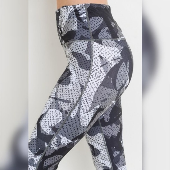 Monochrome Kaleidoscope Camo Print Capri Leggings - Picture 6 of 6